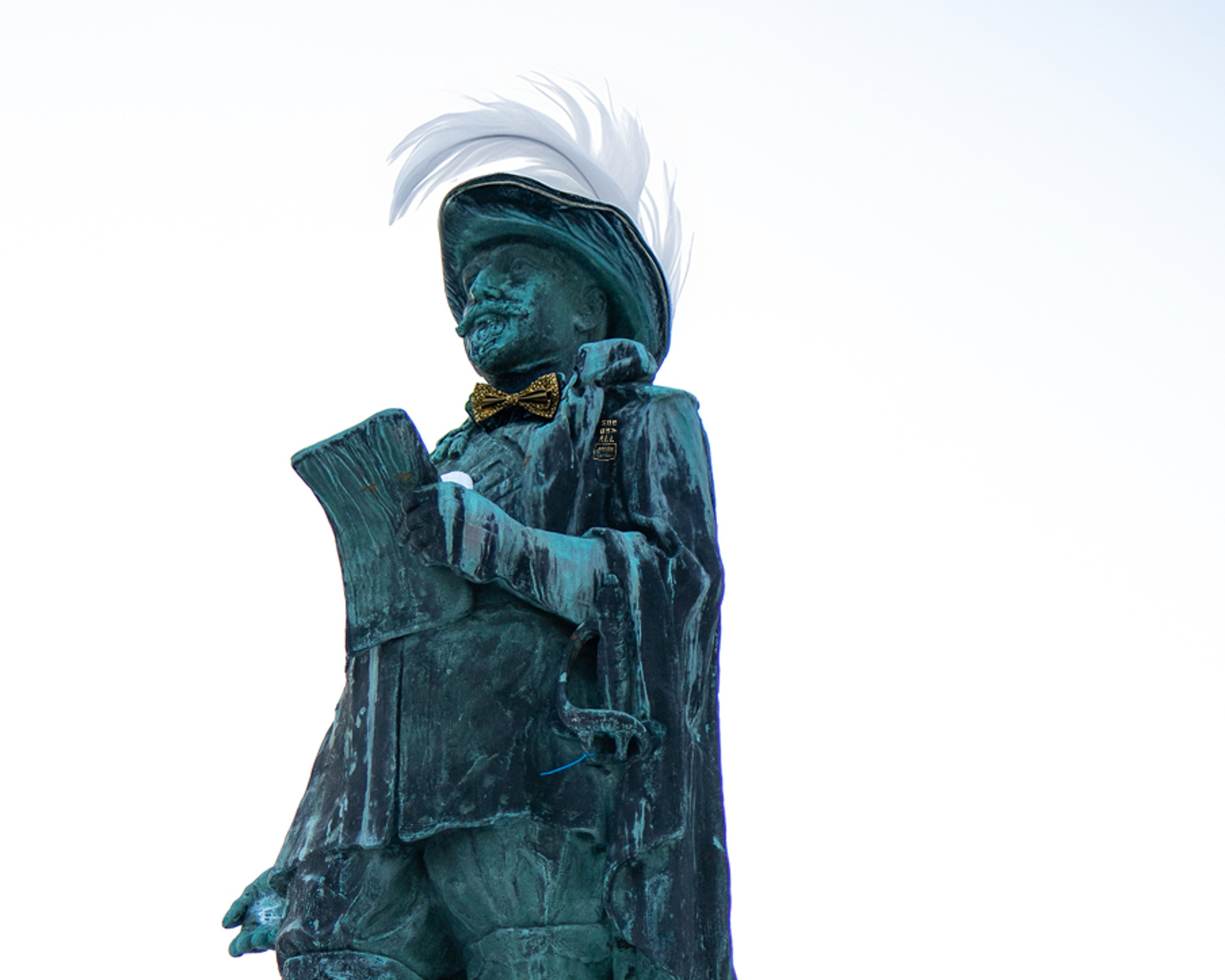 Statyn av Gustav den andre Adolf på Stora torget. Han har gulglittrig fluga och en fjäder i hatten.