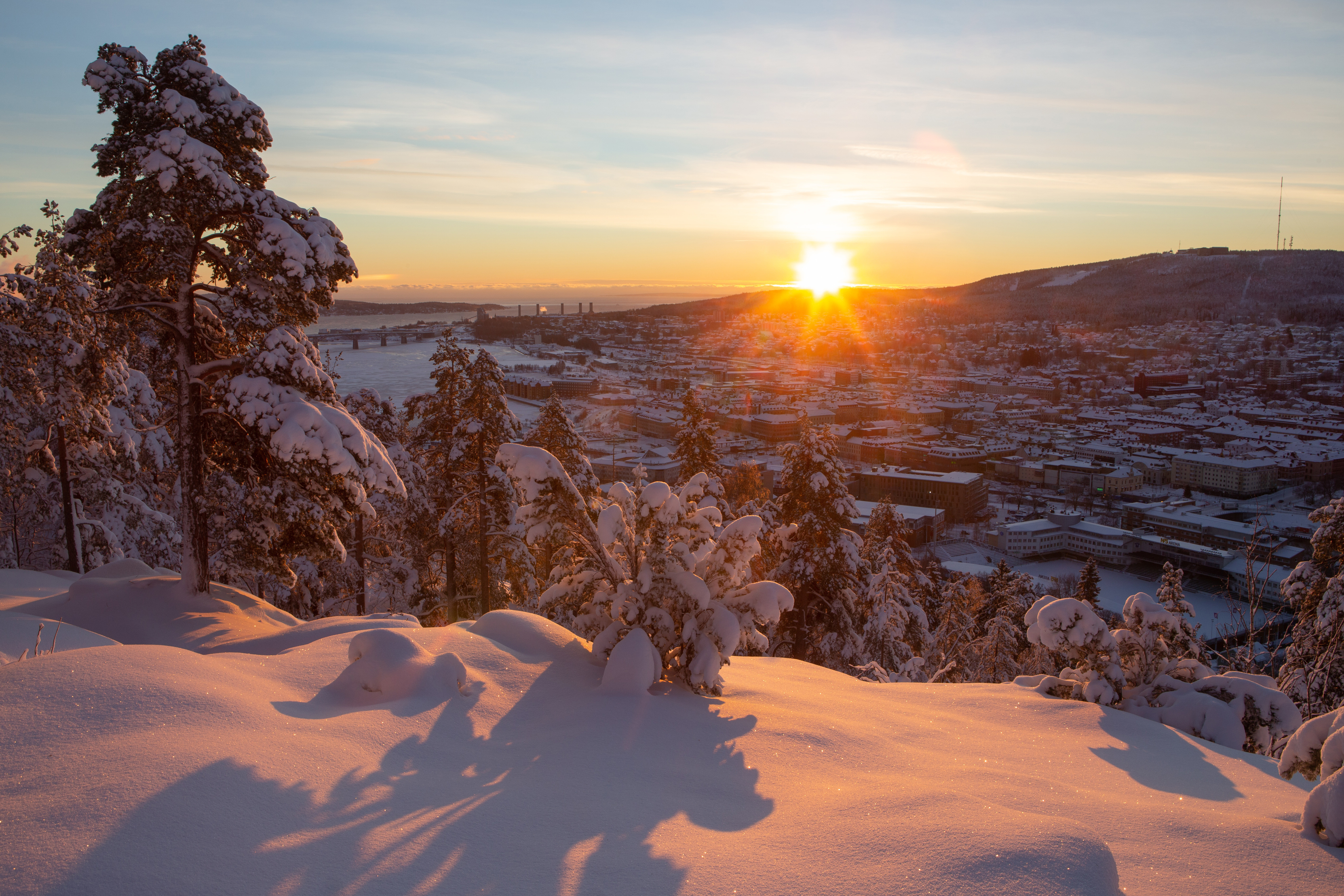 By från Norra berget. Solen skiner över ett vintrigt Sundsvall.